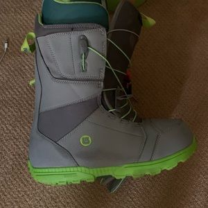 Snowboarding boots